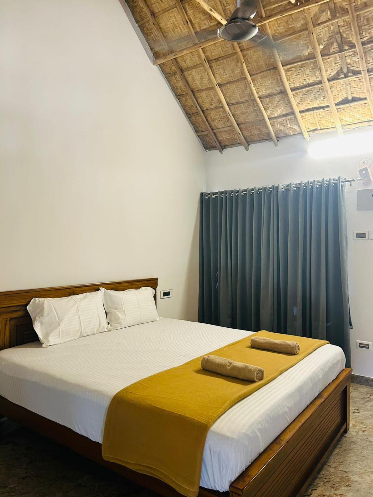 Hampi Village Resort & Tutti Cafe Екстер'єр фото