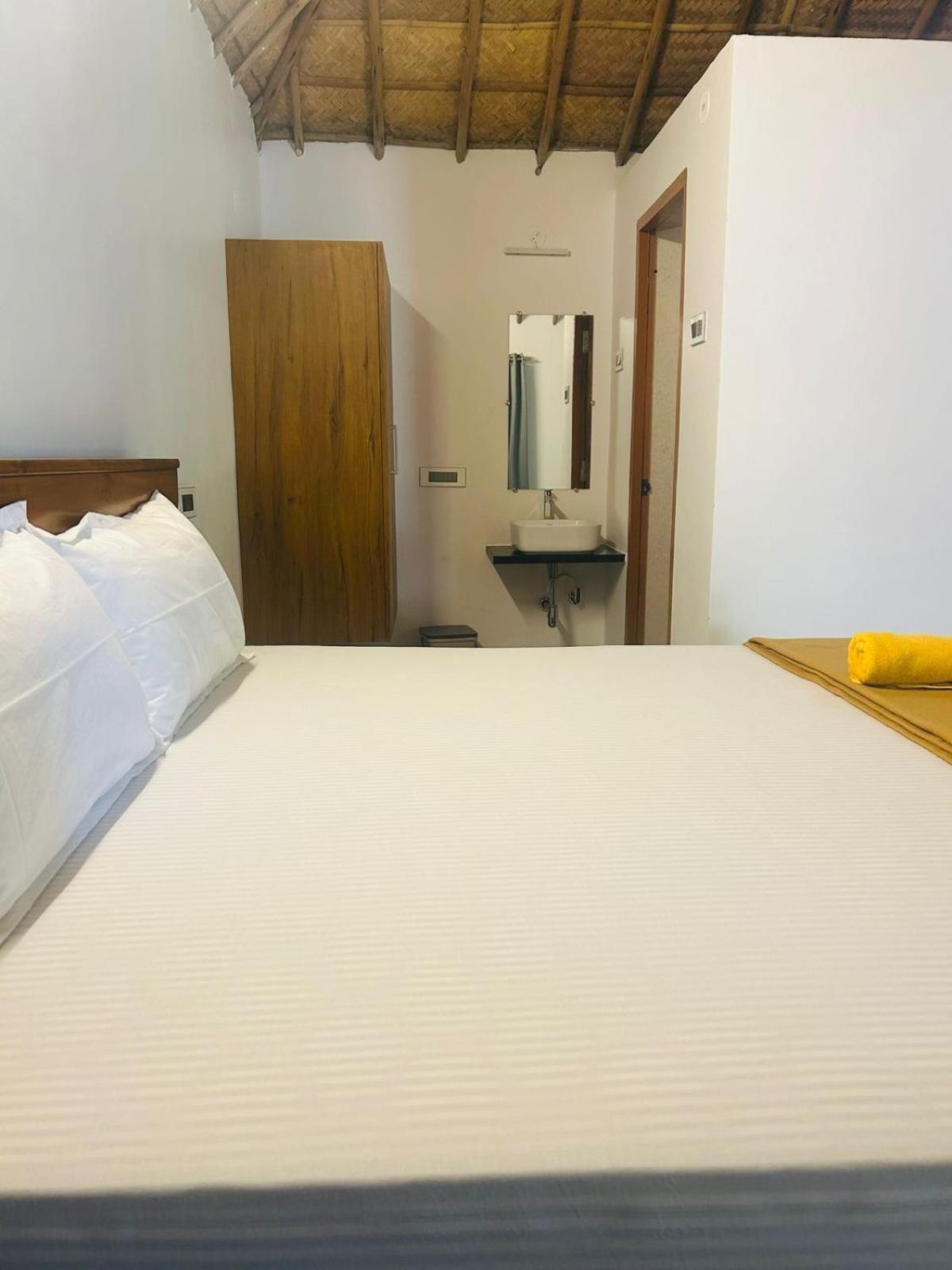 Hampi Village Resort & Tutti Cafe Екстер'єр фото